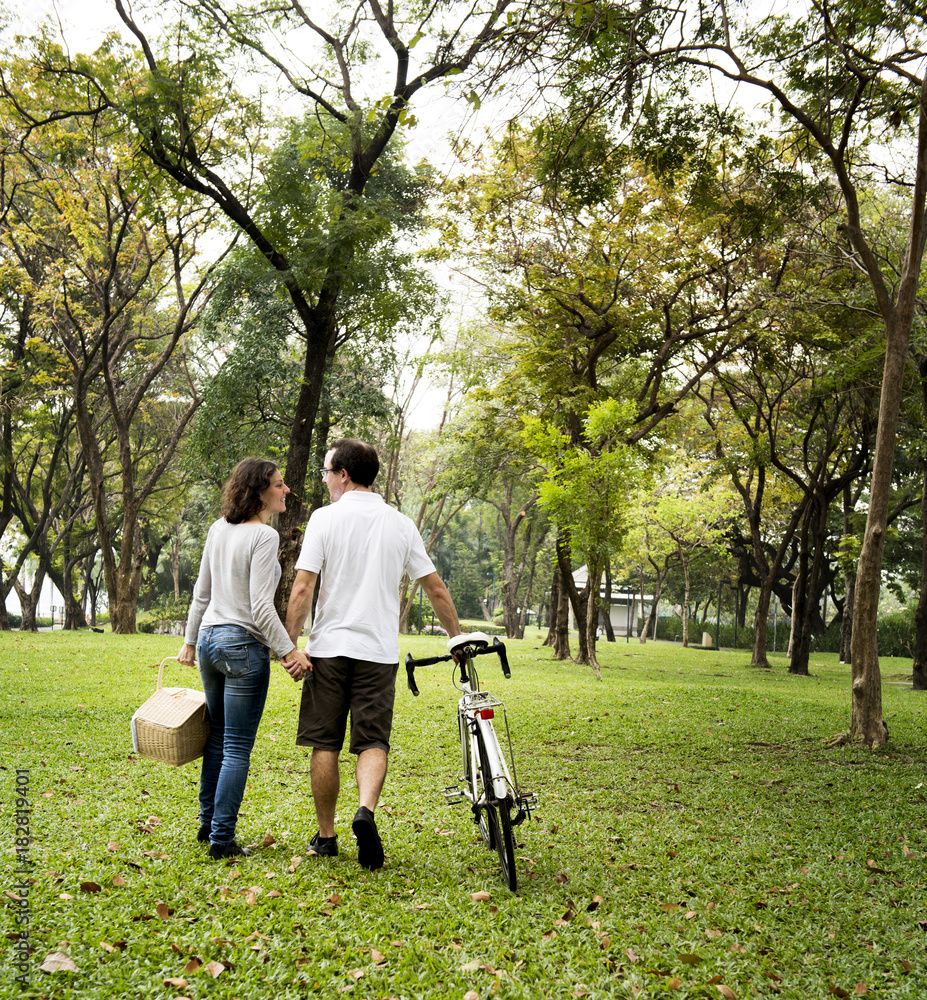情侣在公园里牵手散步