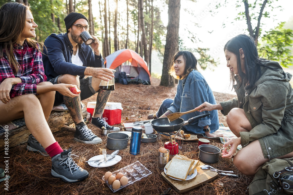露营者在露营地做早餐