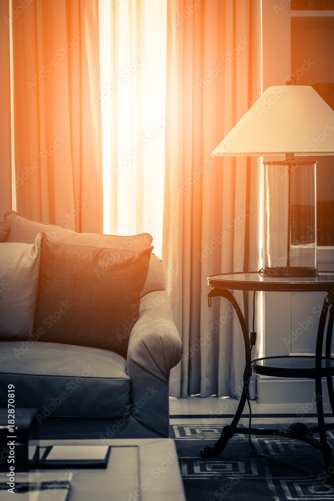 客厅的现代内饰，在阳光明媚的日子里有一部分沙发和白色窗帘内靠背