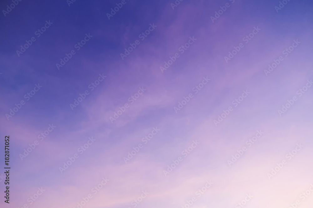 美丽的日落天空与粉红色的紫色放松气氛