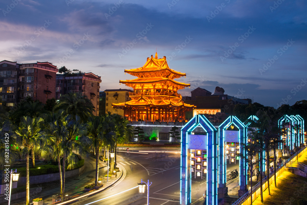 中国桂林，蓝色时刻的逍遥塔景观