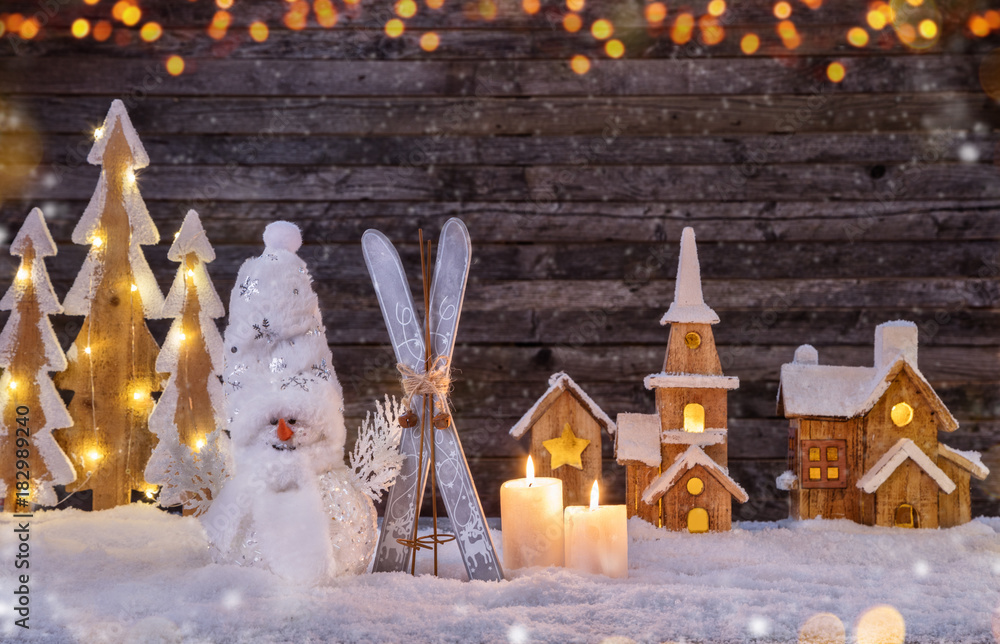 圣诞背景，有照明的木制村庄和雪人