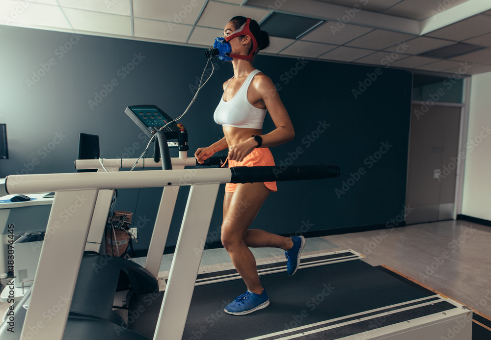 生物力学实验室跑步机上的女性跑步者