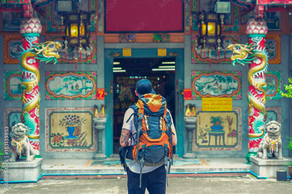 泰国曼谷，亚洲街头中国寺庙里的背包客。