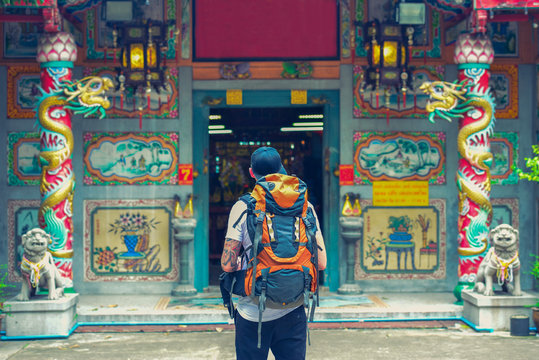 背包客在中国寺庙在亚洲街头。曼谷,泰国。