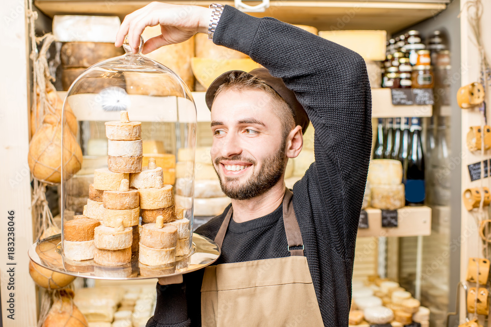一位英俊的奶酪销售商的画像，他手里拿着一个漂亮的盘子，盘子里放着一堆奶酪