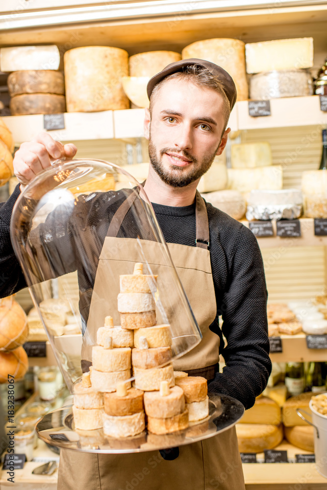 一位英俊的奶酪销售商的画像，他手里拿着一个漂亮的盘子，盘子里放着一堆奶酪