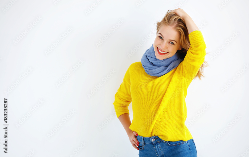 穿着白底黄色毛衣的活泼年轻女子。