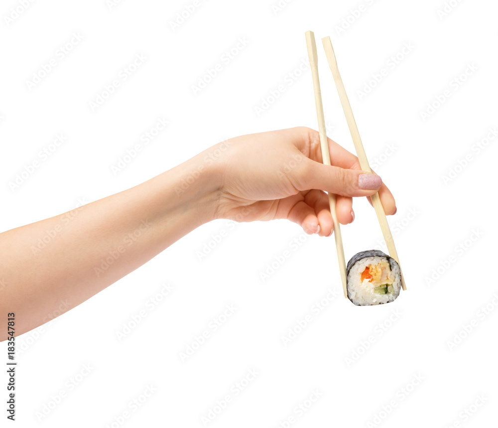 白底女手中拿着木筷子的寿司卷