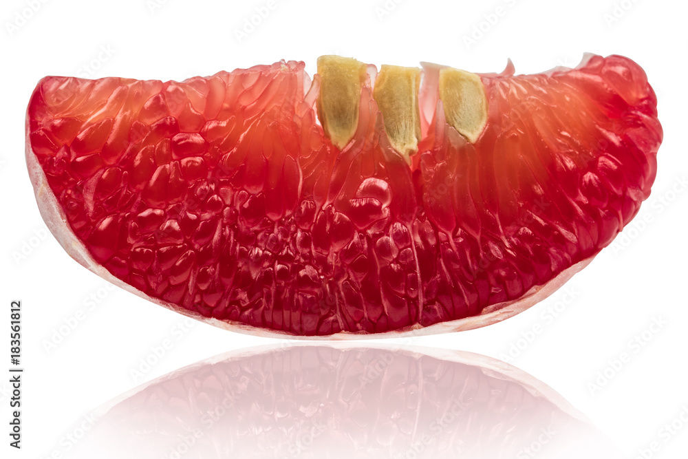 红色柚子果肉的特写，白色背景上分离出种子。泰国暹罗红宝石柚子f