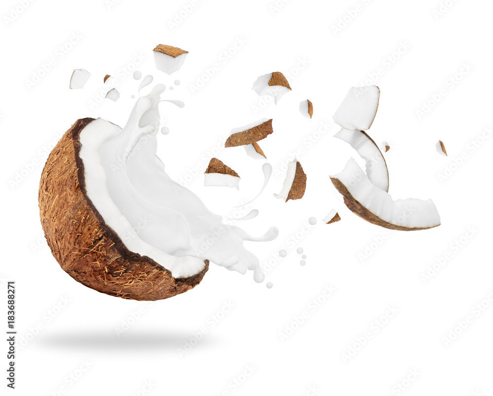 碎椰子加牛奶飞溅，白底隔离
