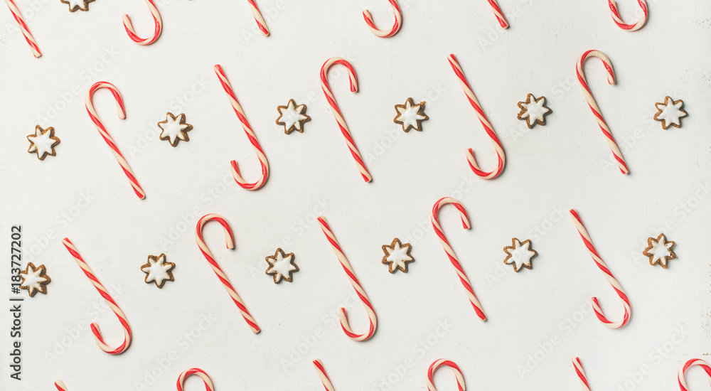 圣诞节日食物模式。上面铺着红色糖果手杖和星形糖霜饼干