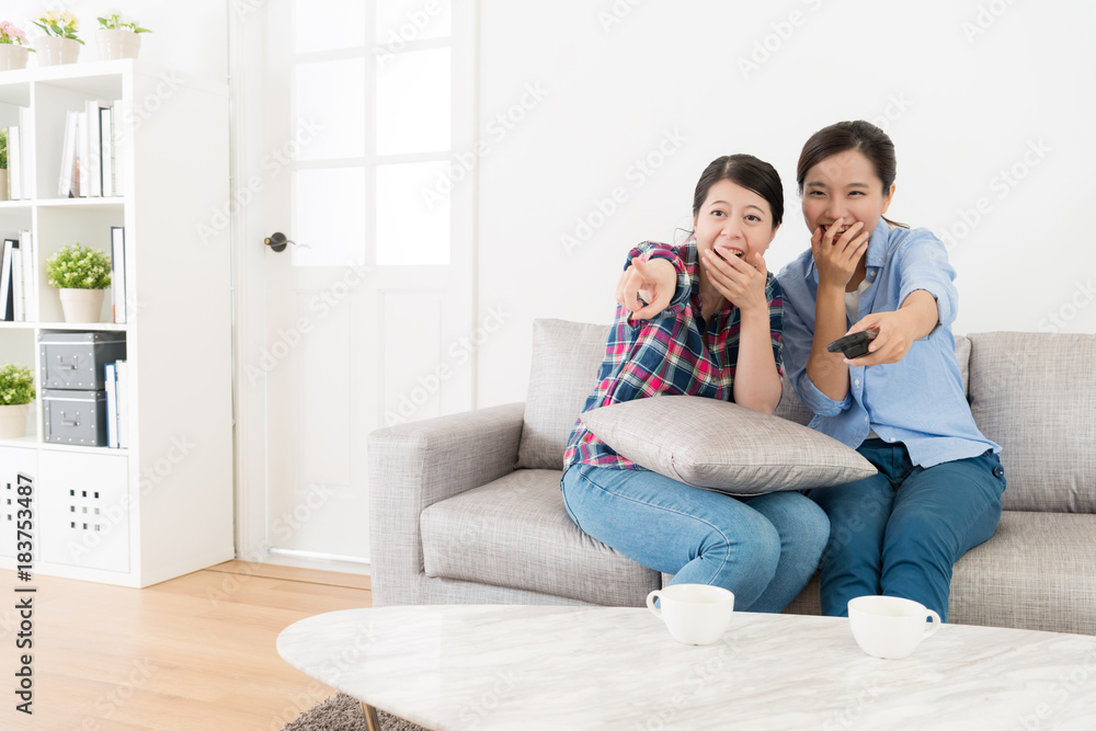 年轻快乐的女性朋友一起看电视