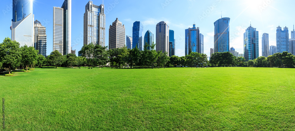 中国上海商业区现代城市建筑与绿色城市公园全景