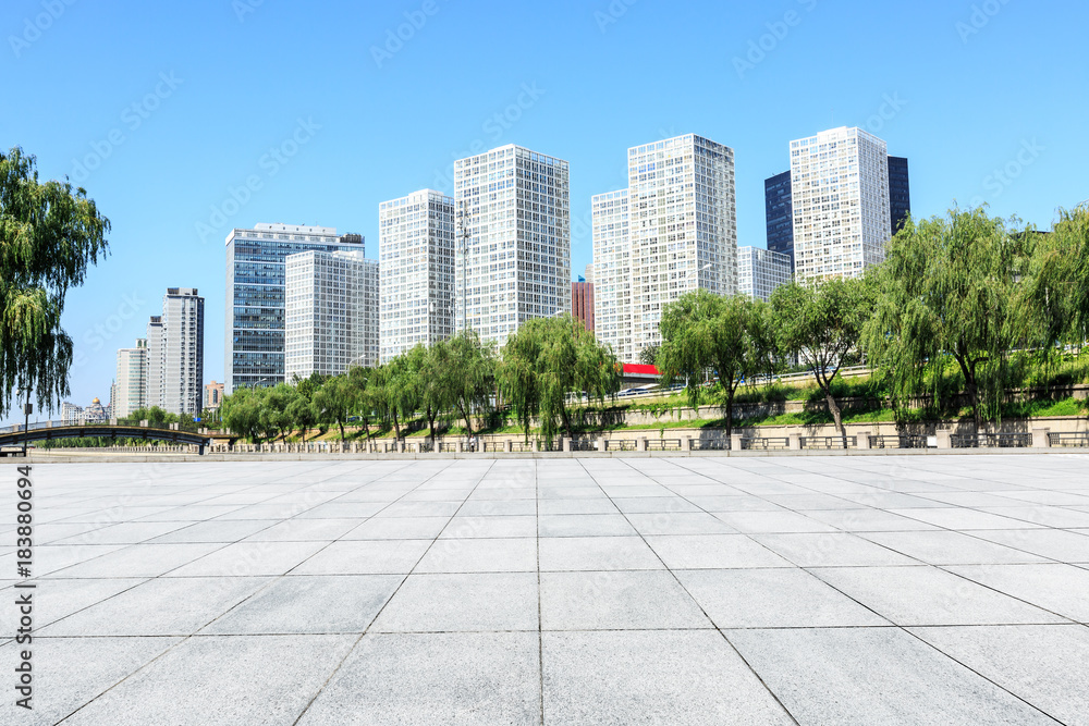 中国北京空旷的城市广场路和现代化的商业区办公楼