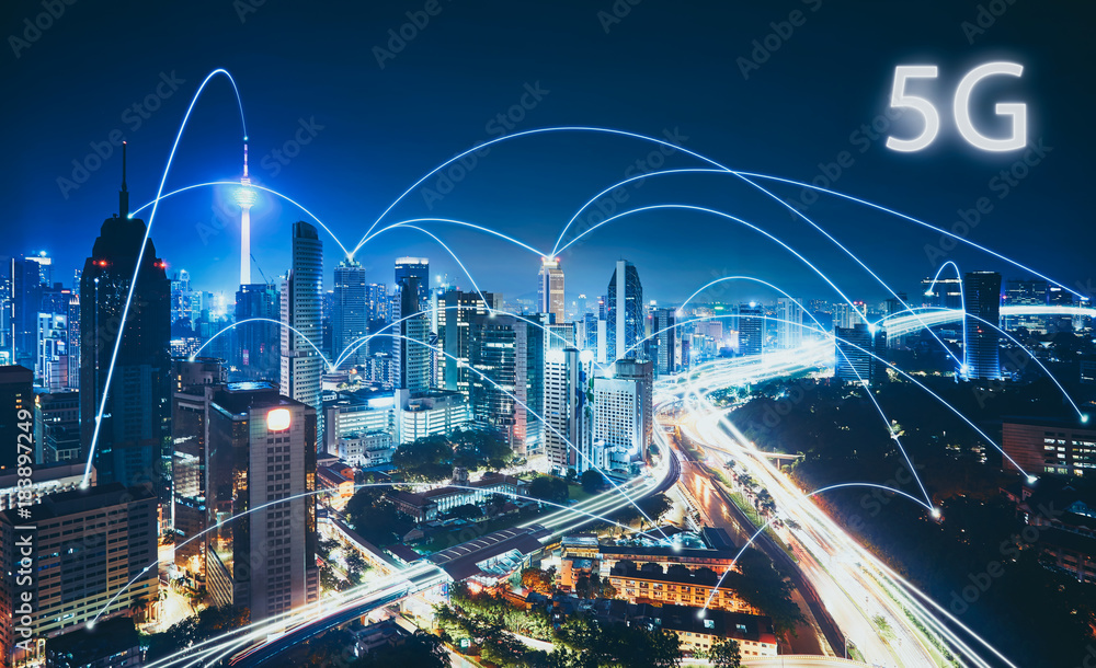 5G网络无线系统和物联网与现代城市天际线。智能城市和通信