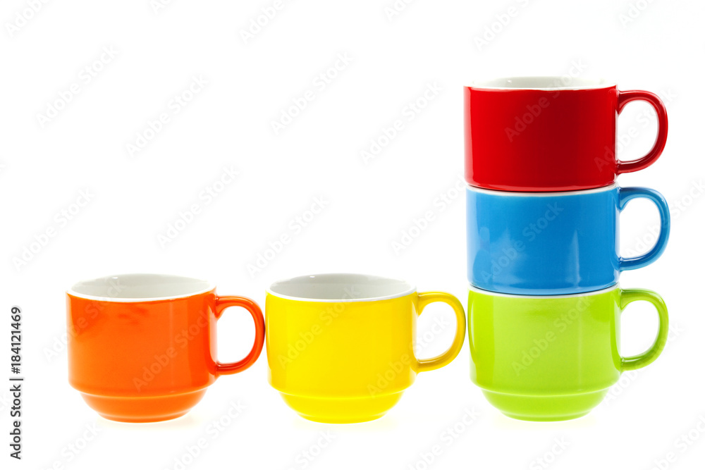 隔离在白色背景上的彩色咖啡杯。
