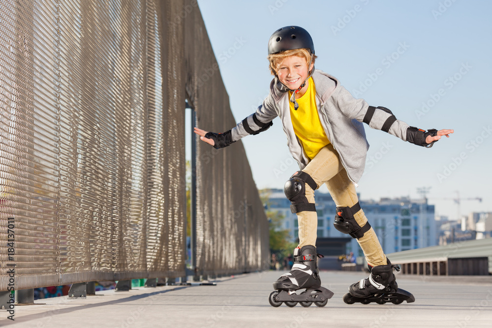 快乐男孩在滑板公园玩滚轴把戏