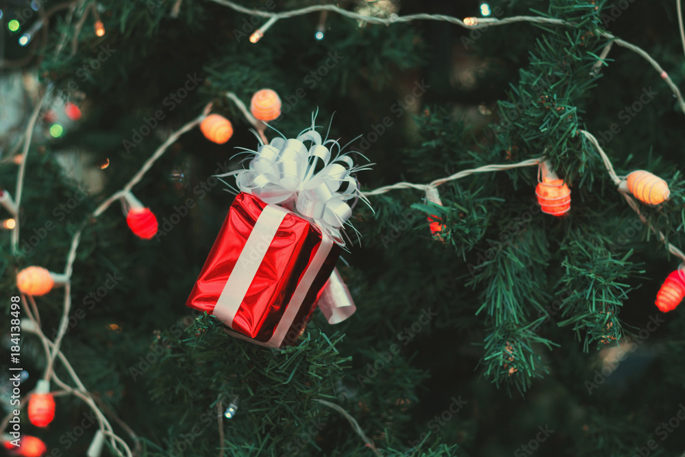 圣诞灯，树上挂着礼品盒。复古效果滤镜