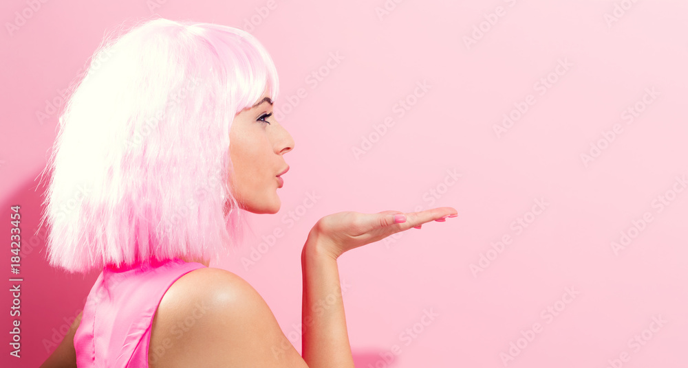 粉色背景戴亮粉色假发的美女