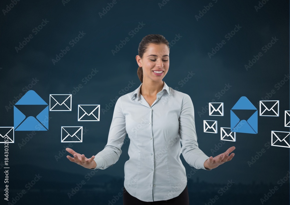打开手掌的电子邮件应用程序图标和女商人