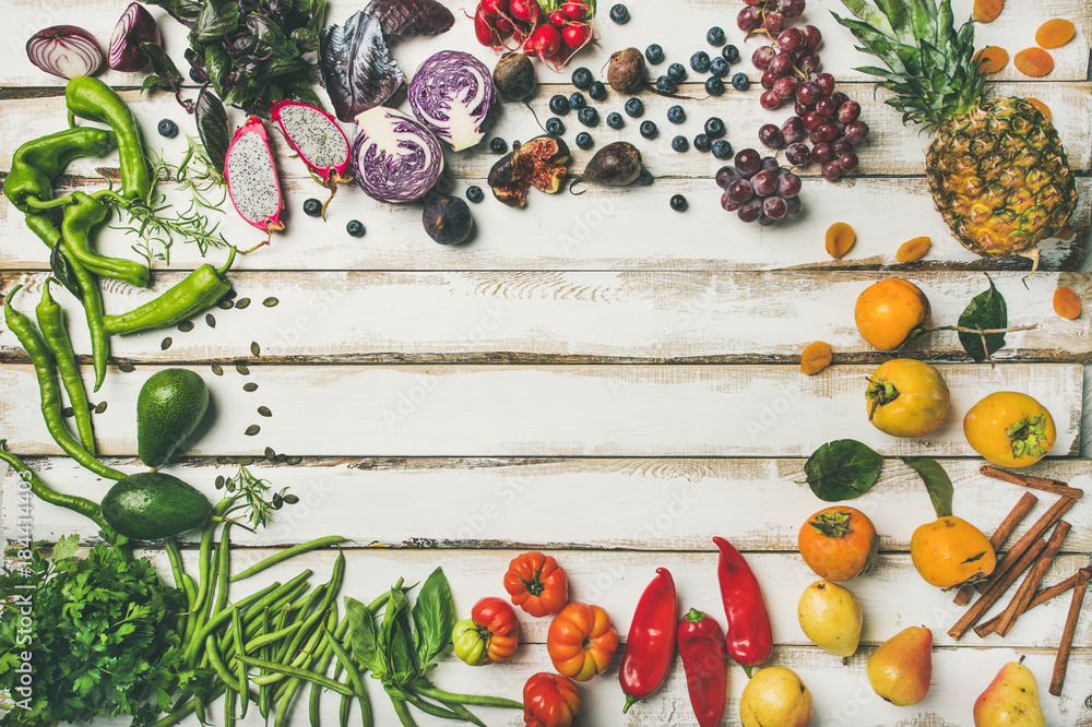 Helathy生素食烹饪背景。新鲜水果、蔬菜、绿色蔬菜和超级食品的平面布局