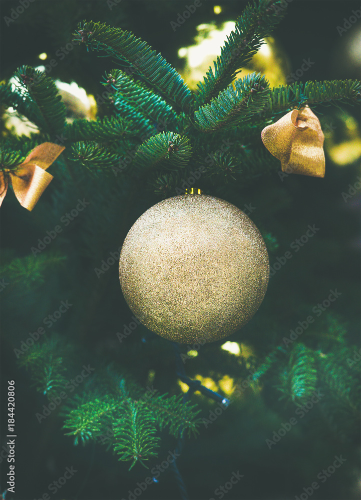 毛皮树上闪闪发光的圣诞装饰球。节日贺卡概念