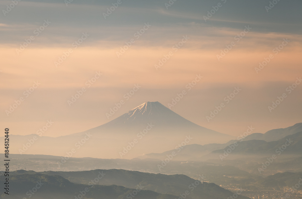 春天的富士山晨雾蒙蒙