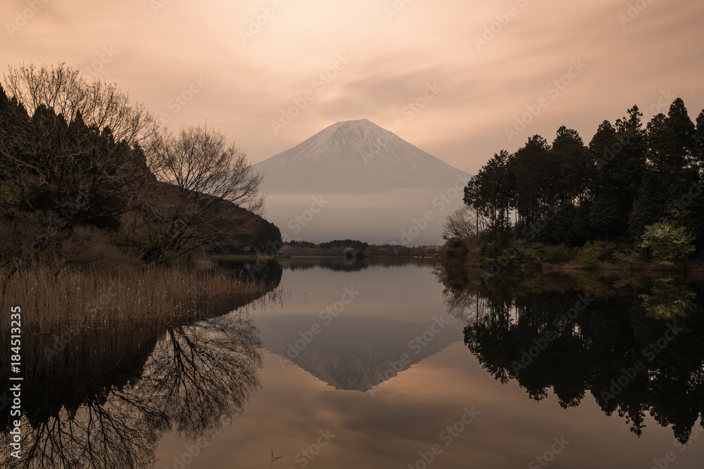 谷木湖日出时的富士山