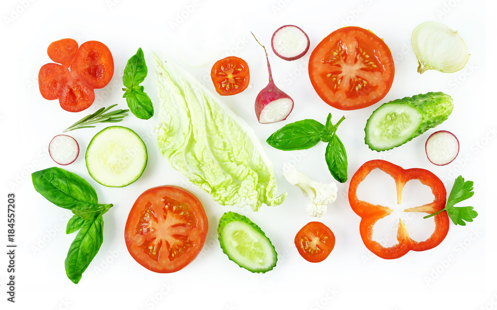 一组红色和绿色的蔬菜片，白色背景俯视图，蔬菜设计