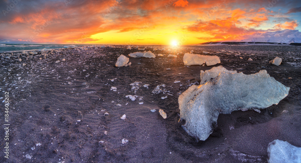 冰岛著名的钻石海滩上美丽的日落
