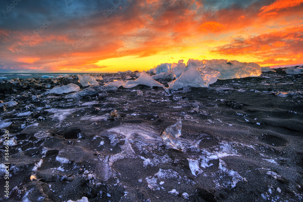 冰岛著名的钻石海滩上美丽的日落