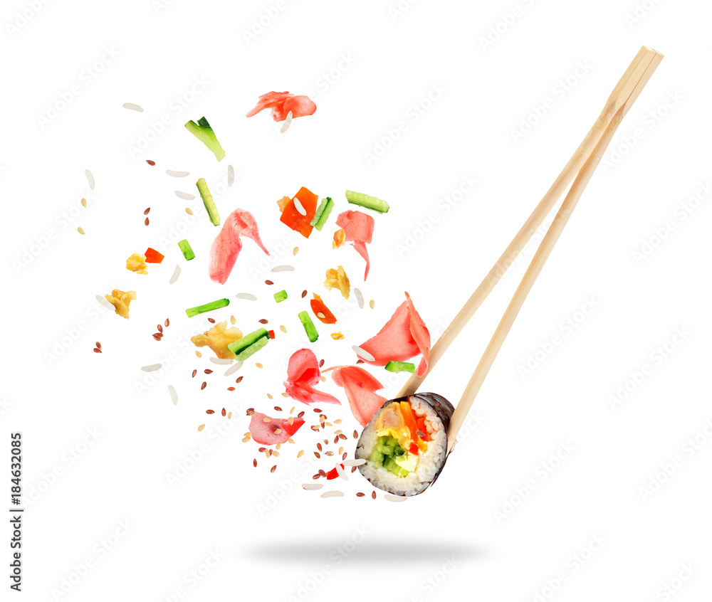 夹在筷子之间的寿司，白底隔离