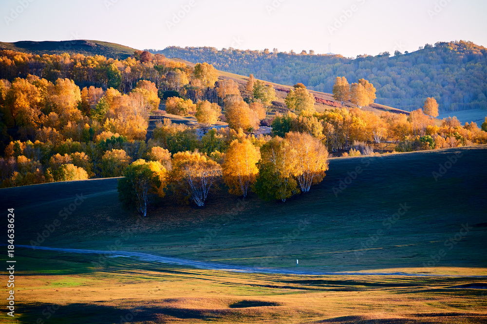 秋天的草原日落风景。