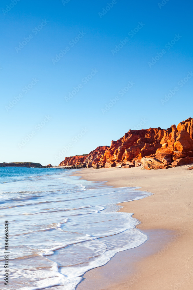 澳大利亚西北部靠近布鲁姆的莱维克角海岸线。