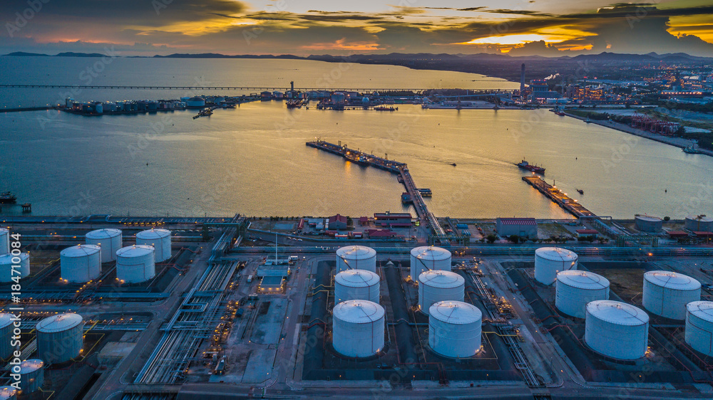 带工业起重机港口设施的石油码头鸟瞰图，用于储存石油和汽油