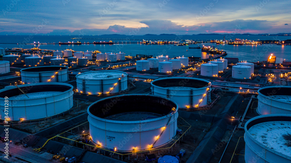 鸟瞰石油码头是储存石油和石化产品的工业设施