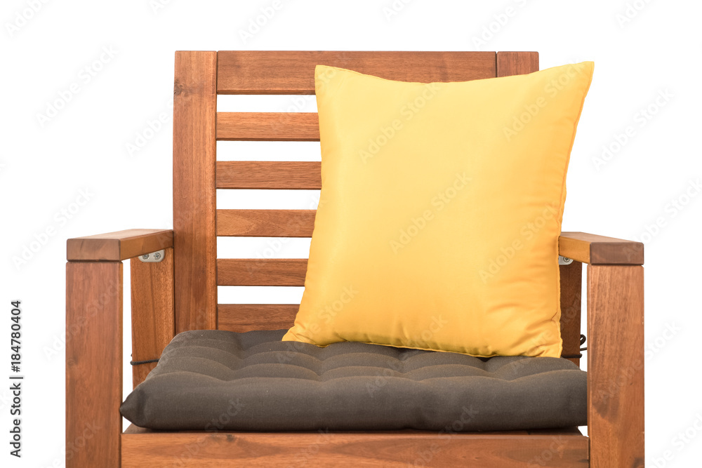 白色背景上隔离的带软垫的木椅