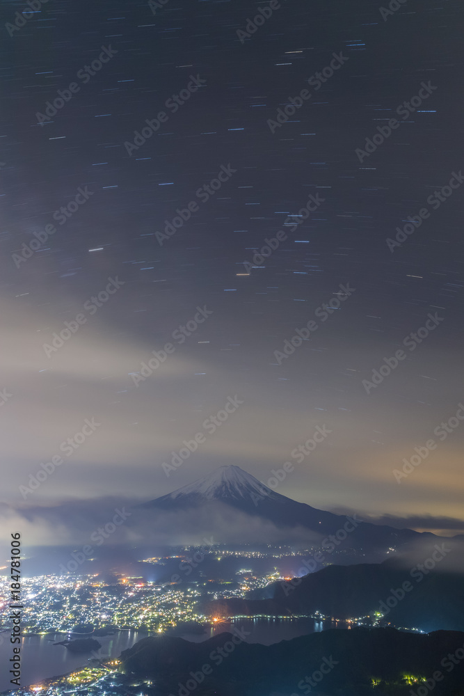 富士山的夜景，多云的天空和河口湖，从新道toge视图看到poi