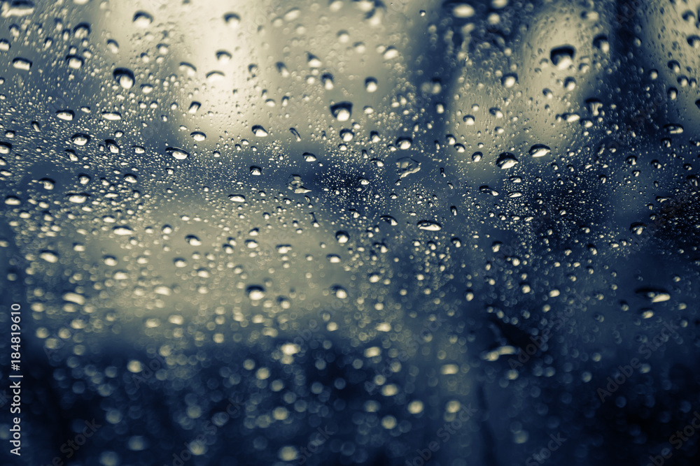 街头车窗滴水，雨季难过