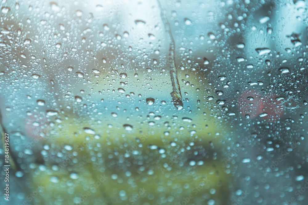 雨季感觉很蓝，街上车窗上有水滴