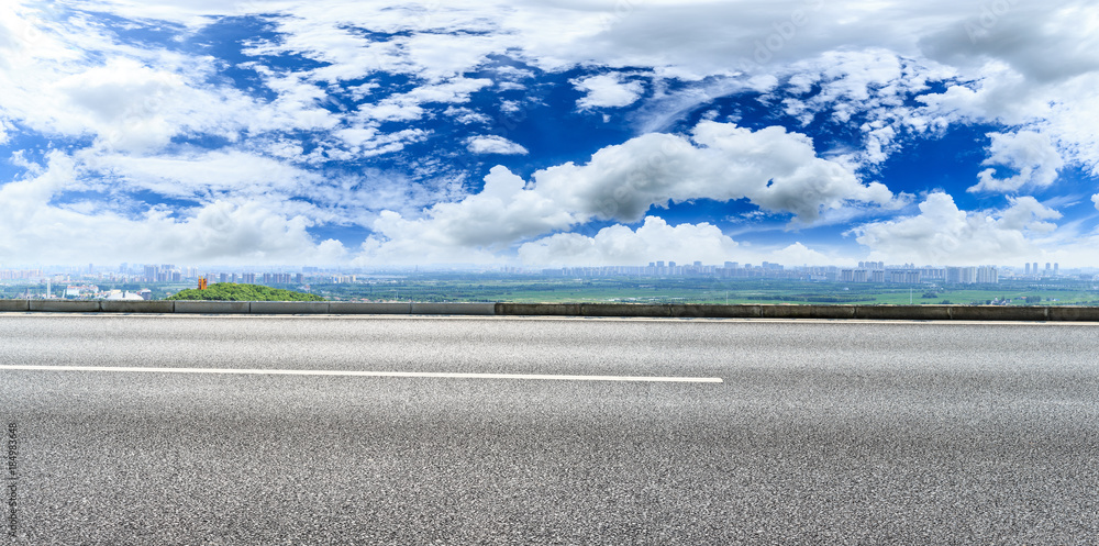 空旷的公路柏油路和美丽的天空云朵景观，全景