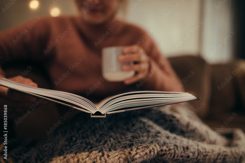 女人在家看书
