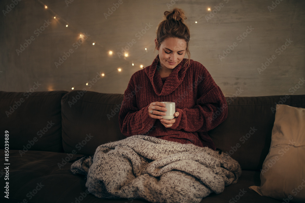 放松的女人冬天在家喝咖啡