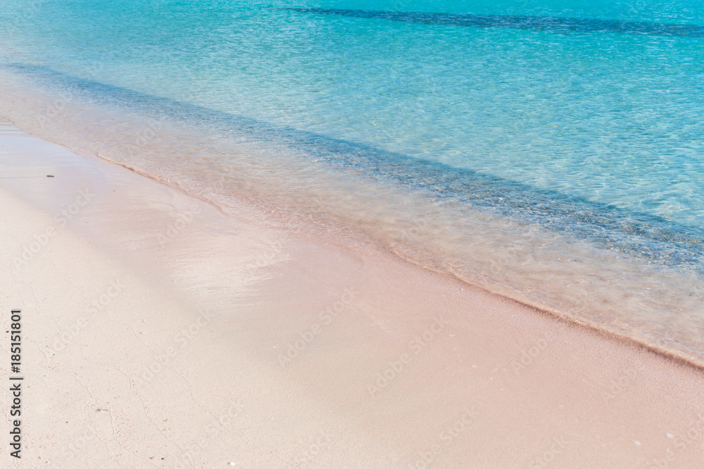 粉色沙滩上柔软的海浪和美丽的悬崖海滩。格里克里特岛海岸