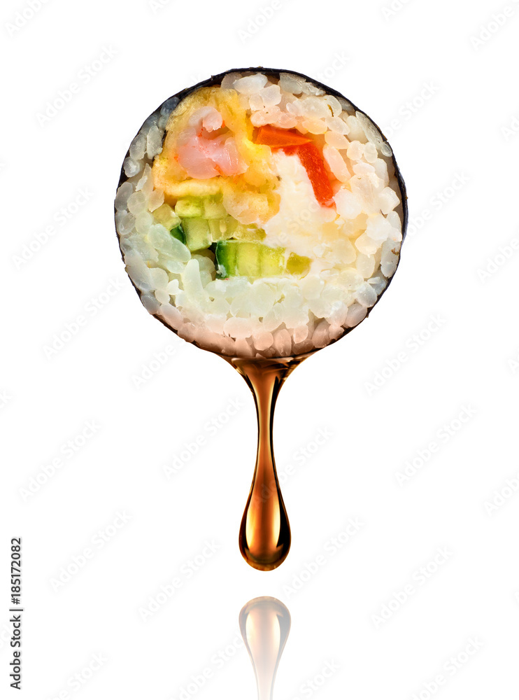 白底寿司卷上滴下一滴酱油