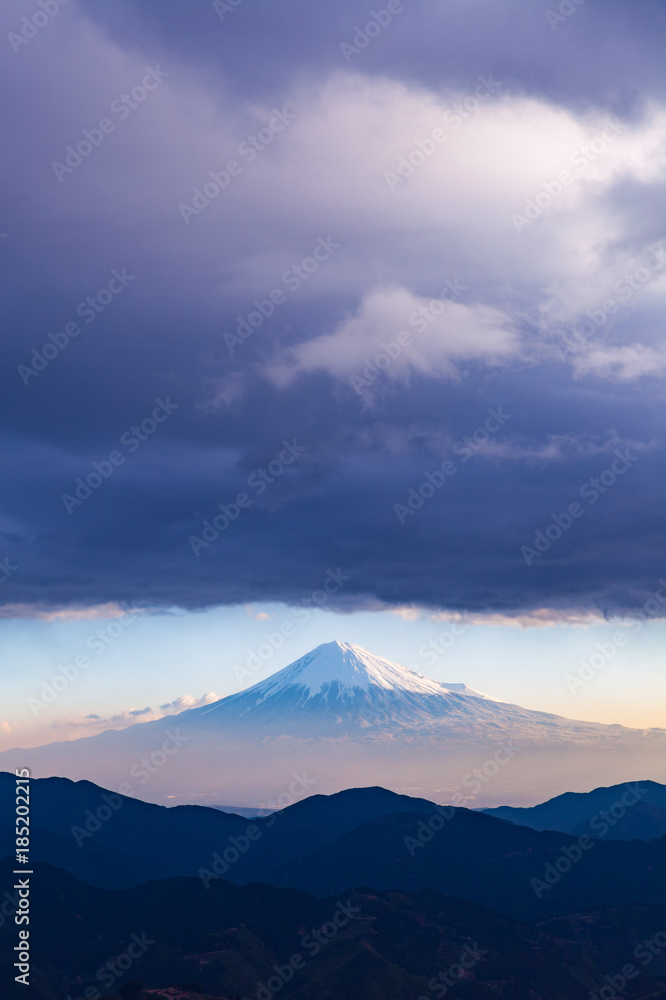 春天有云的富士山顶
