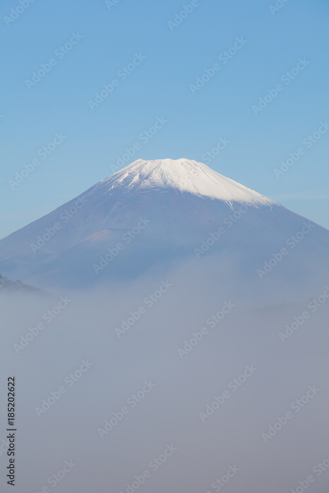 秋日早晨雾蒙蒙的富士山顶
