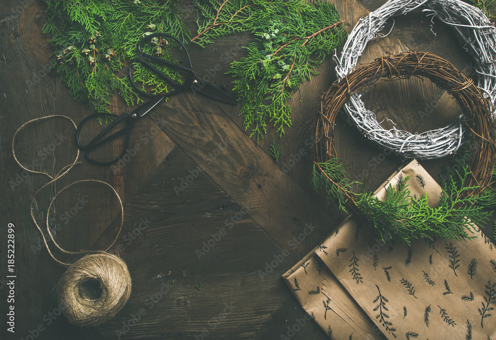 为圣诞节或新年假期做准备。平放毛皮树枝、花环、绳子、剪刀。