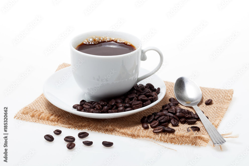 白咖啡杯和白底咖啡豆。